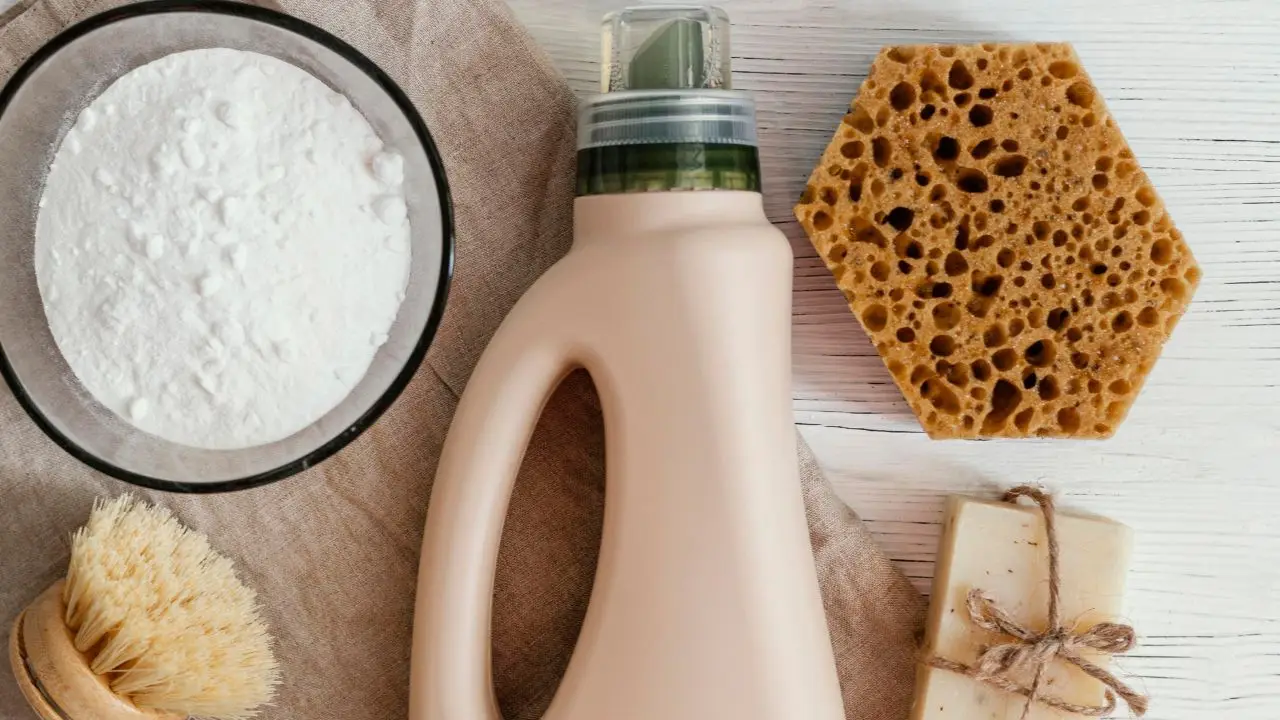 Usi il detersivo per piatti solo per lavare? Ecco i 5 modi geniali che non conosci