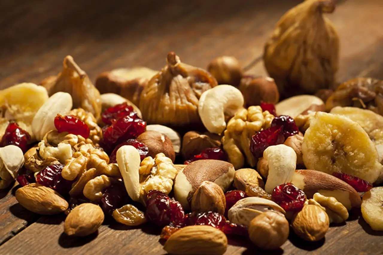 Non mangiare frutta secca salata: ecco perché fa male e quale scegliere per la salute
