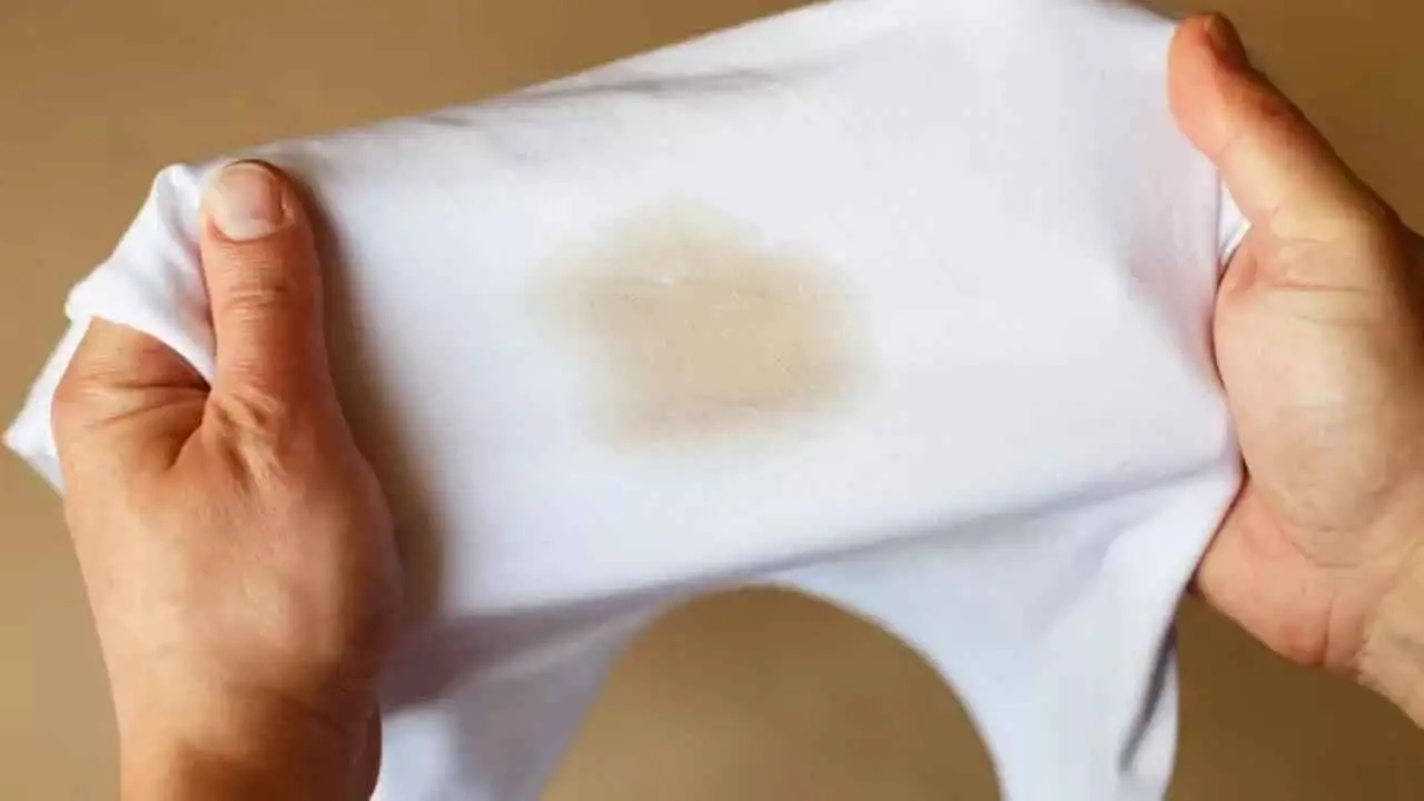 Macchie gialle sui vestiti puliti? Ecco cosa le causa davvero e come prevenirle