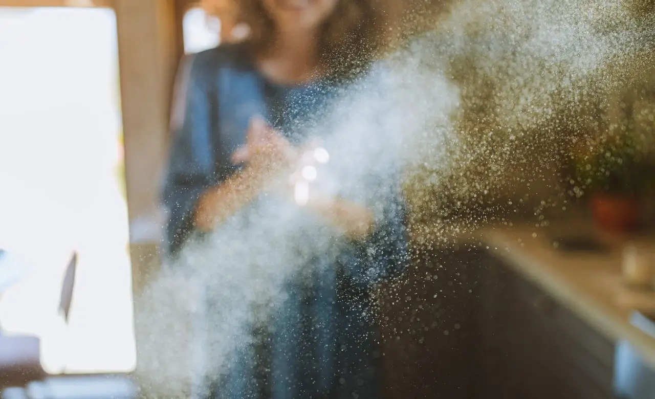 Non comprare più lo spray mangiapolvere: ecco l’alternativa naturale che funziona meglio